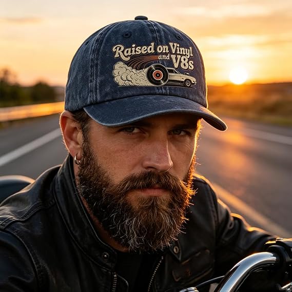🏽Siste dag med 49 % rabatt - «Raised on Vinyl and V8s» - den broderte klassiske capsen for motorentusiaster