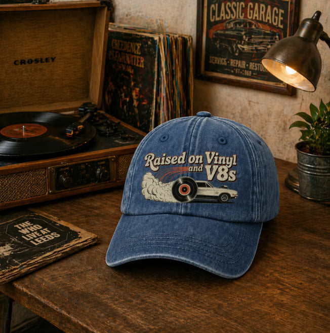 🏽Siste dag med 49 % rabatt - «Raised on Vinyl and V8s» - den broderte klassiske capsen for motorentusiaster