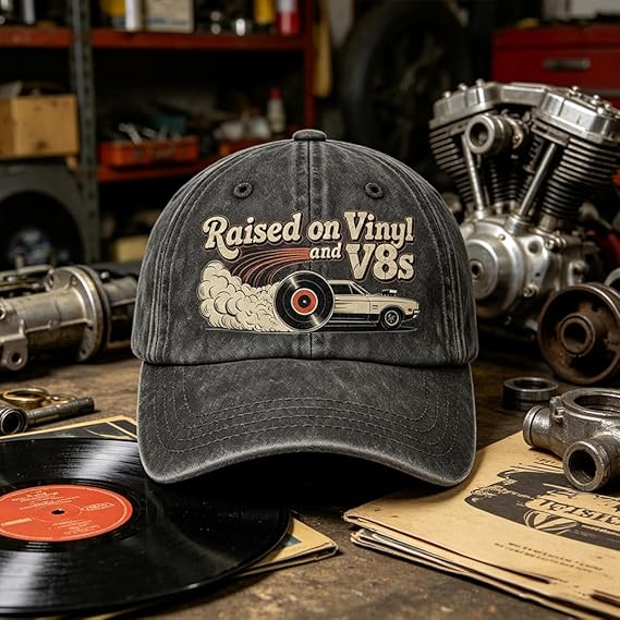 🏽Siste dag med 49 % rabatt - «Raised on Vinyl and V8s» - den broderte klassiske capsen for motorentusiaster