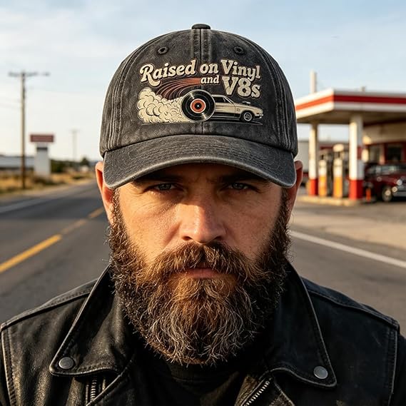 🏽Siste dag med 49 % rabatt - «Raised on Vinyl and V8s» - den broderte klassiske capsen for motorentusiaster