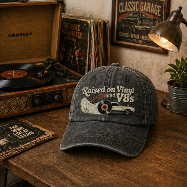 🏽Siste dag med 49 % rabatt - «Raised on Vinyl and V8s» - den broderte klassiske capsen for motorentusiaster