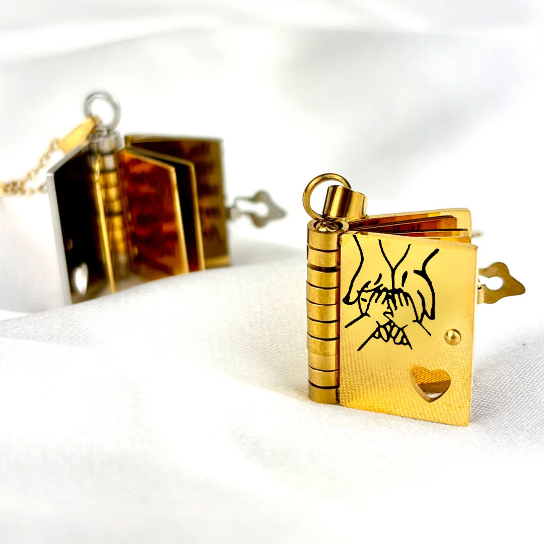 👪Et smykke i rustfritt stål fylt med kjærlighet, gravert med mønstre på overflaten.