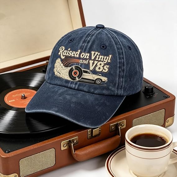 🏽Siste dag med 49 % rabatt - «Raised on Vinyl and V8s» - den broderte klassiske capsen for motorentusiaster