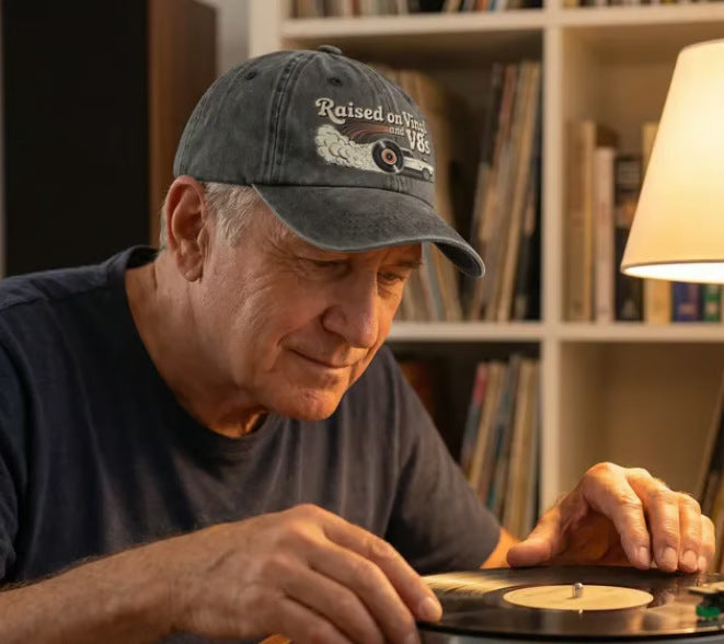 🏽Siste dag med 49 % rabatt - «Raised on Vinyl and V8s» - den broderte klassiske capsen for motorentusiaster