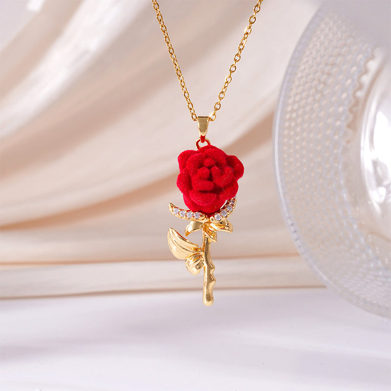 🌹 💎 Elegant halskjede med rød roseanheng ✨